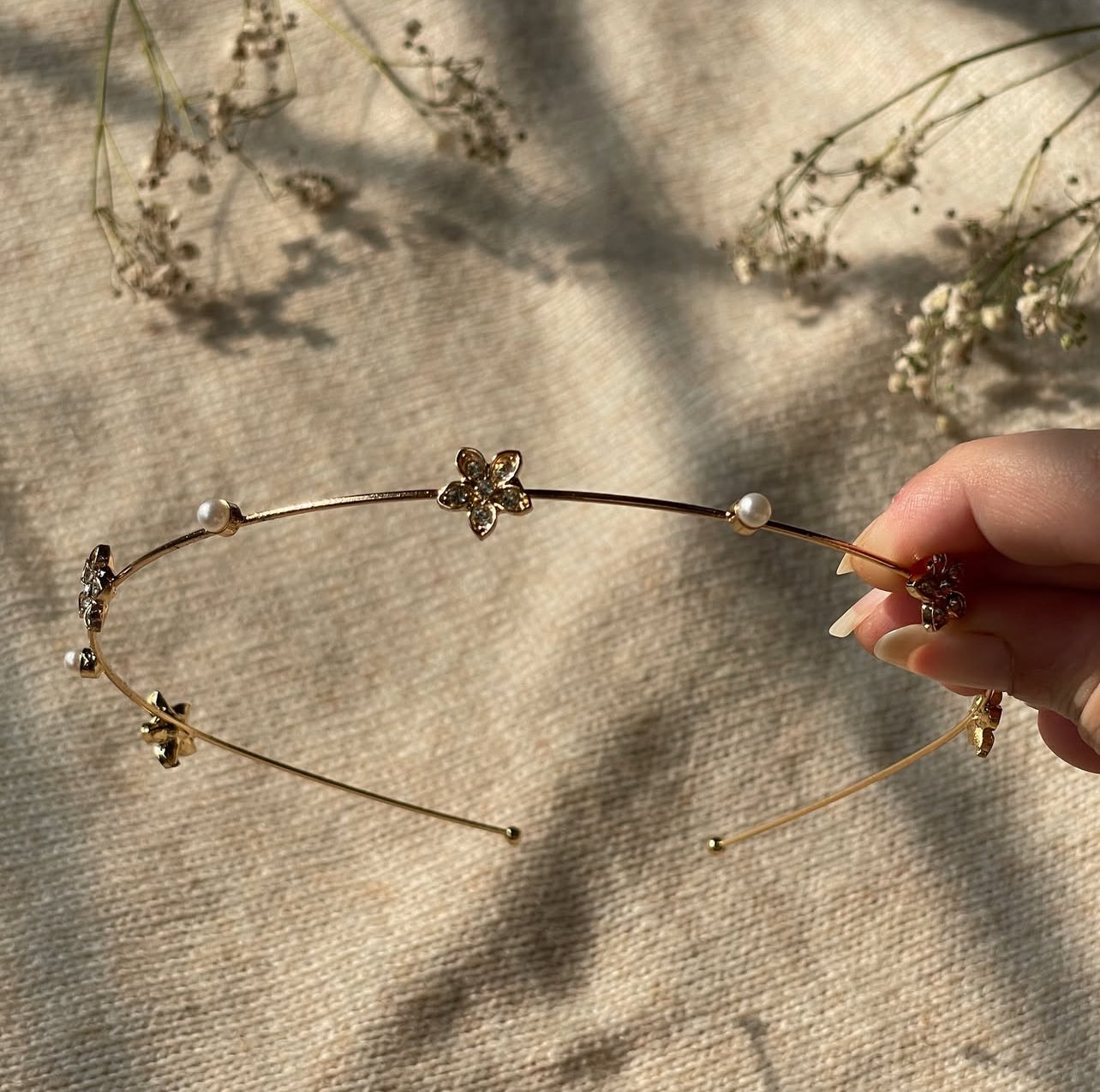 FAUX PEARL AND FLOWER HAIR BAND